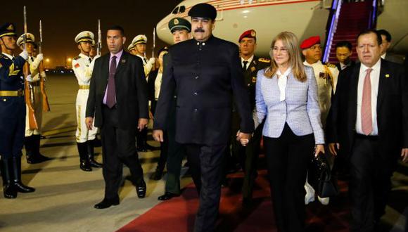 El Presidente de Venezuela, Nicolás Maduro, camina con su esposa Cilia Flores a su llegada al aeropuerto en Pekín, China. (Foto: Reuters)