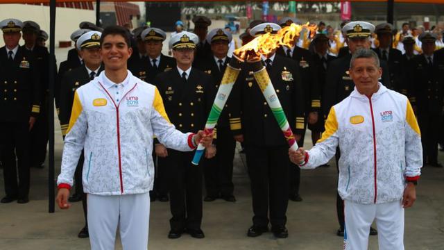 La antorcha de los Juegos Panamericanos 2019 se dejó ver por el Callao, en dónde el 'Cuto' Guadalupe fue uno de los encargados de cargarla (Foto: Violeta Ayasta / GEC)