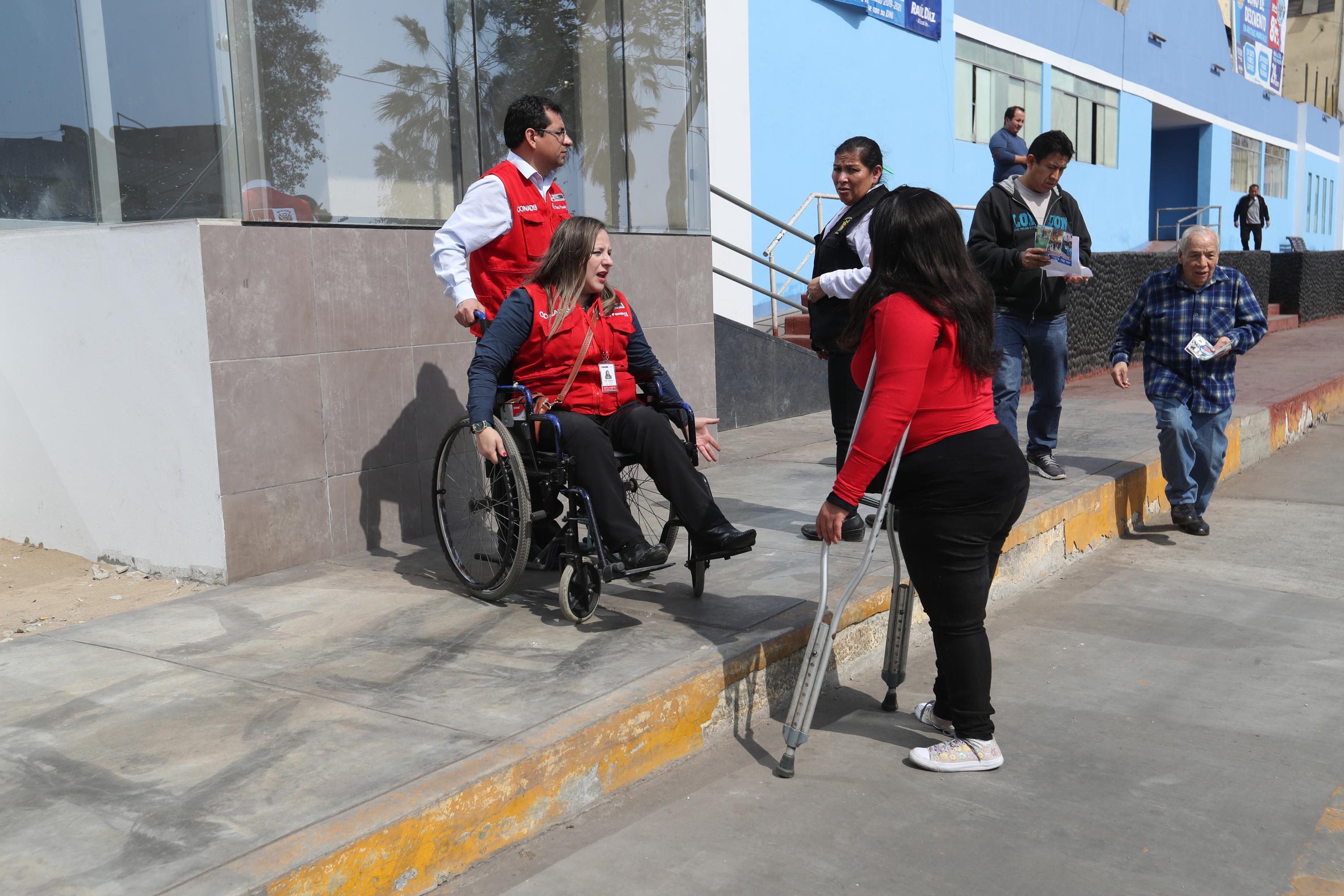 La vulneración de los derechos de las personas con discapacidad es una situación constante en todo el país. Fiscalizadores del Conadis trabajan diariamente en buscar cambios y sancionar las faltas (Foto: Rolly Reyna).