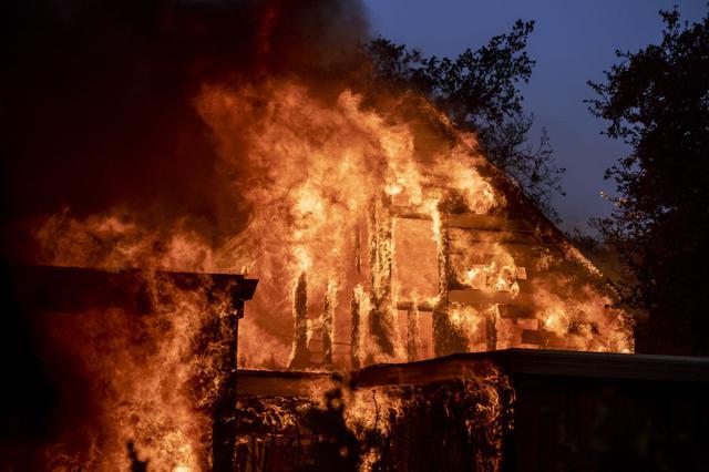 Unas 180 mil personas recibieron órdenes de evacuación por el incendio “Kincade”, en el condado de Sonoma, al norte de San Francisco, California, indicó este domingo la oficina del sheriff. (Fuente: AFP)