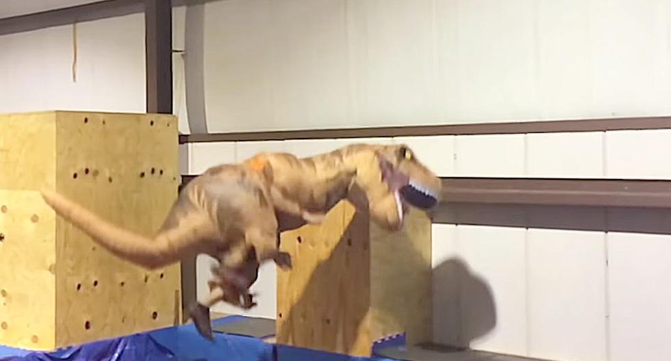 ¿Qué pasa cuando un tiranosaurio hace parkour? (Foto: Captura de YouTube)