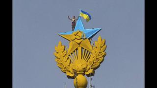 Una bandera de Ucrania flameó sobre la “estrella roja” de Moscú