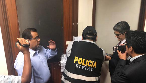 El fiscal José Domingo Pérez allana la oficina de Juan Manuel Duarte, asesor del fiscal de la Nación, Pedro Chávarry, ubicada en el piso 9 de la sede del Ministerio Público.