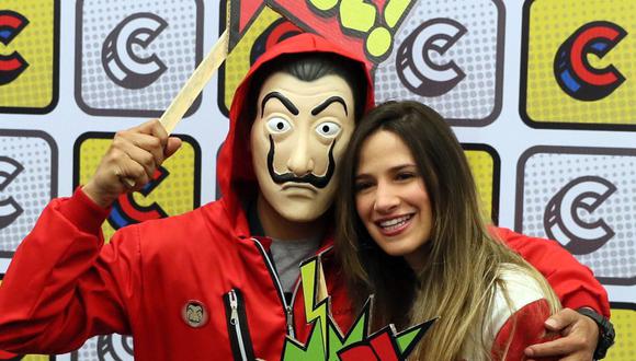 Una joven posa junto a un hombre disfrazado de un personaje de la serie española "La Casa de Papel" en junio pasado durante la Comic Con, en Bogotá (Colombia). (Foto: EFE)