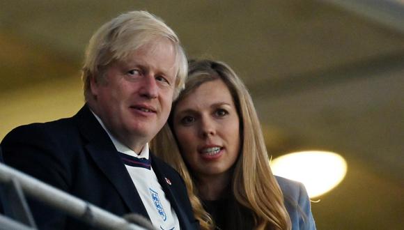 El primer ministro británico Boris Johnson y su esposa Carrie Johnson asisten a la semifinal de la UEFA EURO 2020 entre Inglaterra y Dinamarca en Londres. (EFE / EPA / Justin Tallis / POOL).