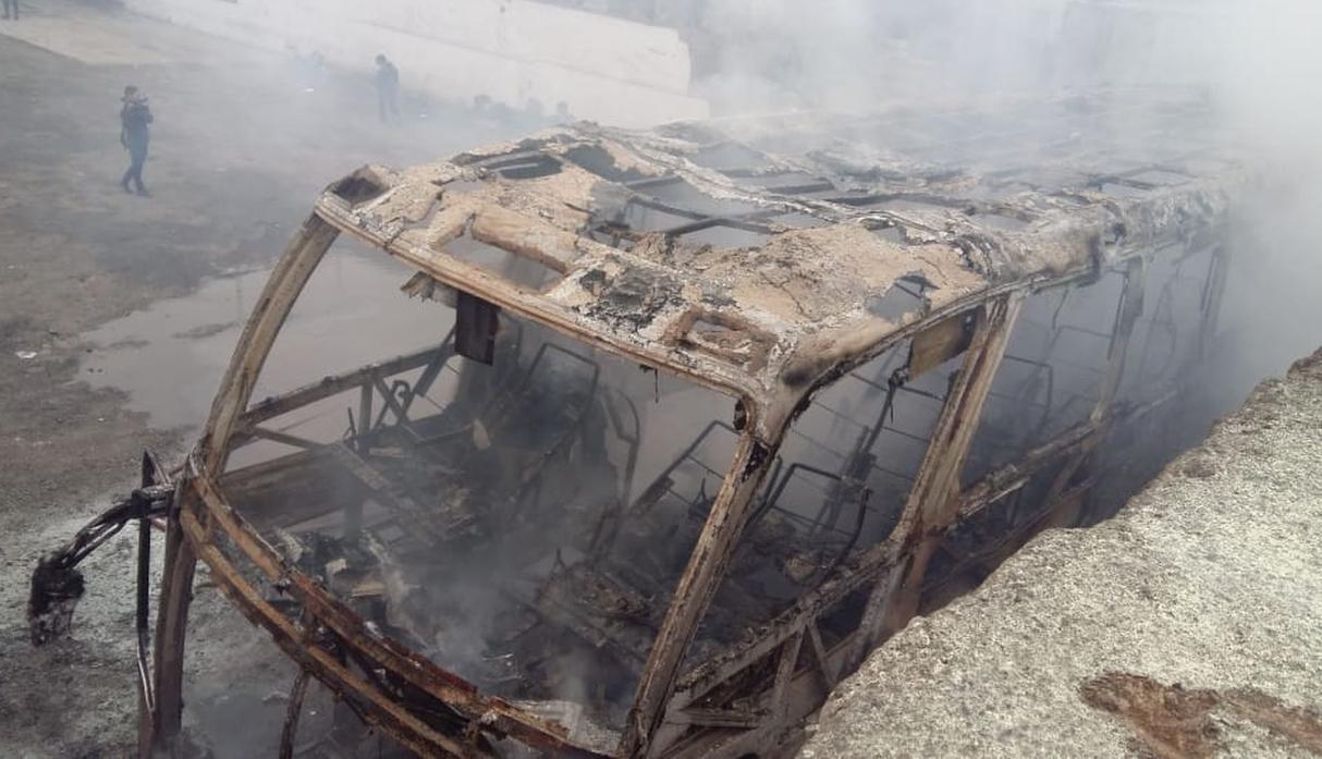 El fuego consumió por completo un bus de transporte interprovincial de la empresa Las Dunas. (Foto: Miguel Bellido / El Comercio)