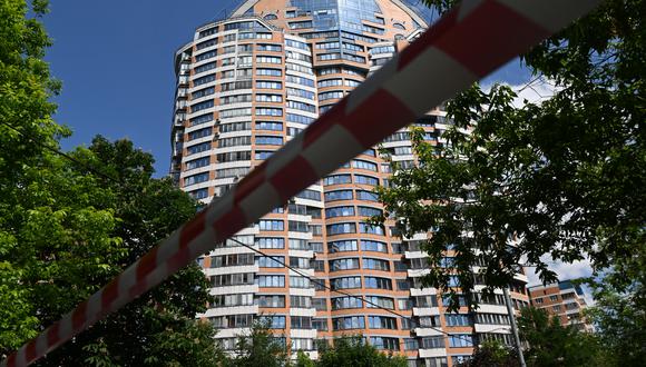 La cinta policial bloquea un área fuera de un edificio de apartamentos de varios pisos después de un ataque con drones en Moscú el 30 de mayo de 2023. (Foto de Kirill KUDRYAVTSEV / AFP)