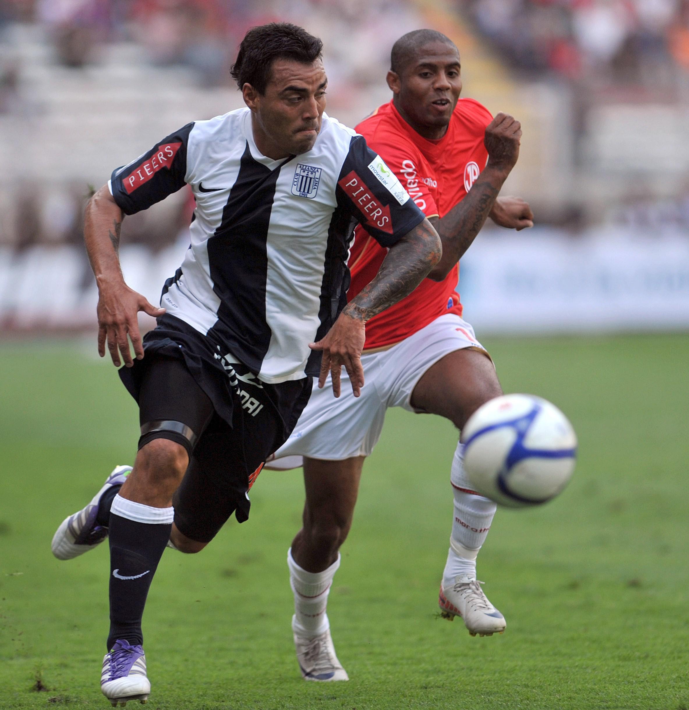 Roberto Guizasola disputando un balón con Leandro Fleitas en la final nacional del 2011 | Foto: AFP