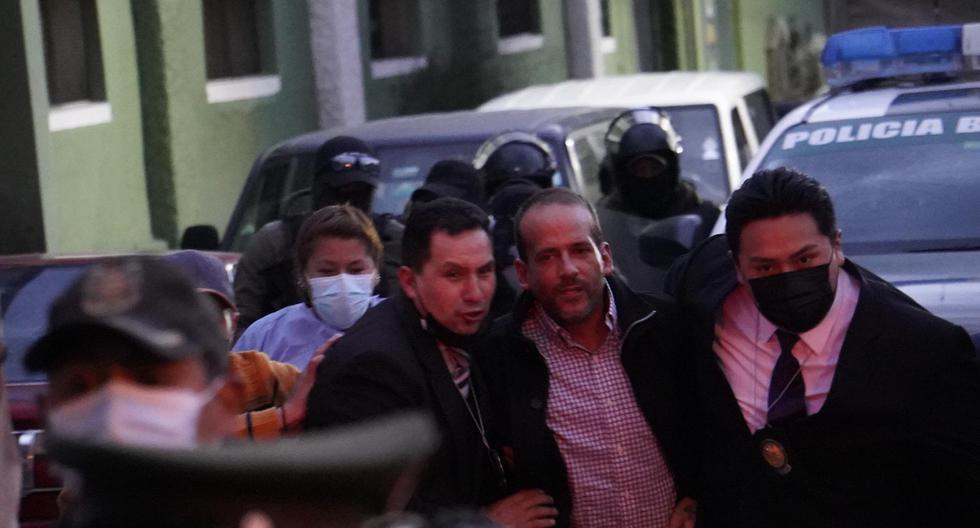 El gobernador de la región boliviana de Santa Cruz, el opositor Luis Fernando Camacho (c), ingresa junto a policías vestidos de civiles a las oficinas de la Fuerza Especial de Lucha contra el Crimen en La Paz, Bolivia. (EFE/Javier Mamani).