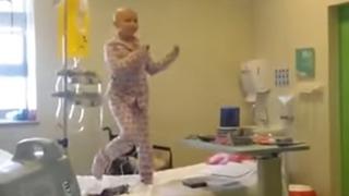 Luis Fonsi llora al ver a niña con cáncer bailando "Despacito"