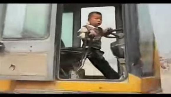 VIDEO: Niño de cinco años maneja una retroexcavadora