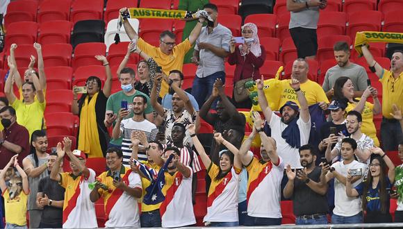 Hinchas peruanos y australianos se encontrarán en el repechaje con miras al Mundial Qatar 2022. (Foto:  EFE/EPA/NOUSHAD THEKKAYIL)