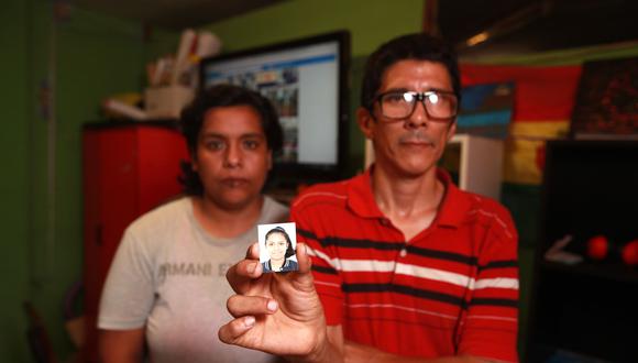 Gustavo Silva muestra la foto de su hija desaparecida. Él investiga sobre el paradero por su cuenta. (Foto: Juan Ponce)