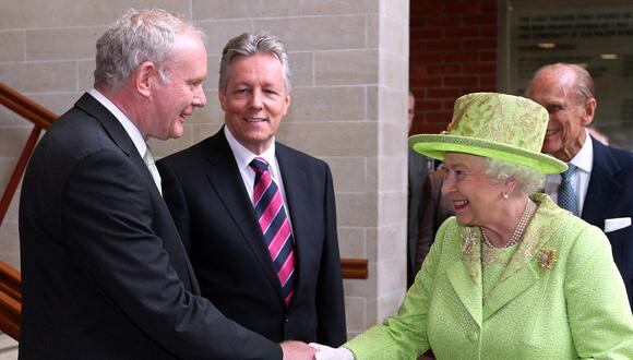 En esta foto de archivo tomada el 27 de junio de 2012, la reina Isabel II  le da la mano al viceprimer ministro de Irlanda del Norte, Martin McGuinness. (Foto: PAUL FAITH / AFP)