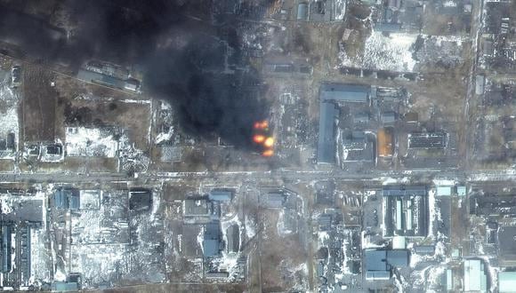 Una imagen de satélite proporcionada por Maxar Technologies muestra incendios en la zona industrial de Mariupol, Ucrania, el 12 de marzo de 2022. (EFE).