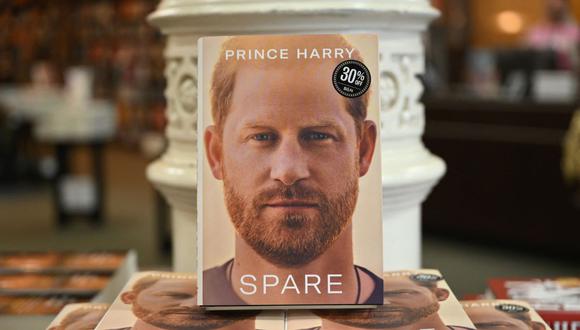 Copias de "Spare", el libro del príncipe Harry de Gran Bretaña, se exhiben en una librería Barnes & Noble el 10 de enero de 2023 en la ciudad de Nueva York. (ÁNGELA WEISS / AFP).