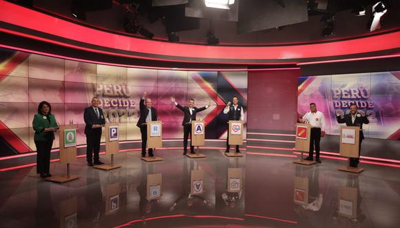 De izquierda a derecha, los candidatos Elizabeth León, Daniel Urresti, Rafael López Aliaga, Omar Chehade, George Forsyth, Yuri Castro y Gonzalo Alegría en Latina TV. (Renzo Salazar)