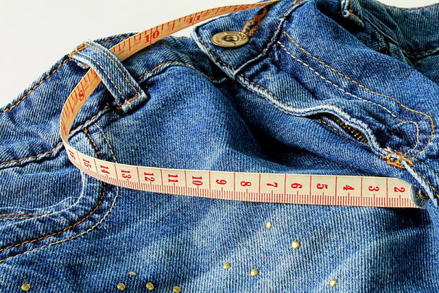 ¿Te ha pasado que quieres usar esos pantalones que tienes guardados en el armario pero te das cuenta que te quedan demasiado grandes o demasiado pequeños al momento de probártelos? ¿O que nunca das con tu talla correcta cuando vas de compras? (Fotos: Pixabay/Referencial)