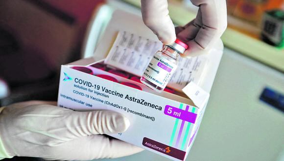 Un empleado de Salud muestra una caja con las dosis de la vacuna de la farmacéutica AstraZeneca. (Foto: AFP / POOL / HANNIBAL HANSCHKE)