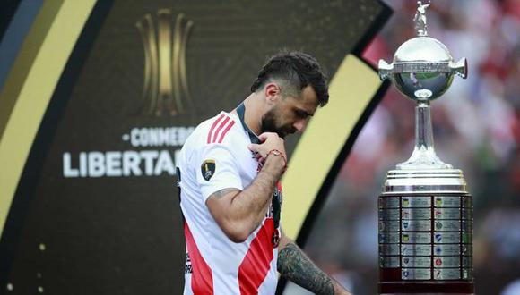 Lucas Pratto retirándose, cabizbajo, del estadio Monumental. (Foto: AFP)