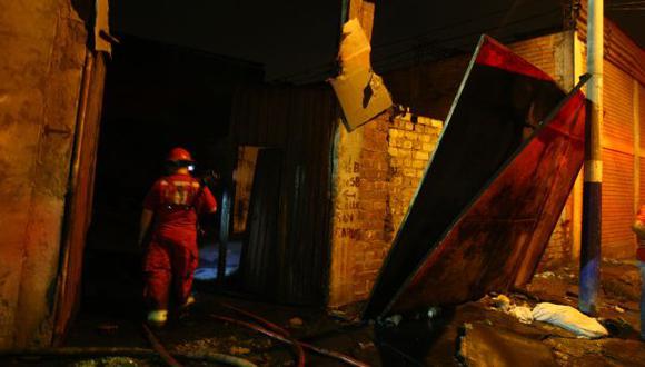 Incendio en fábrica de muebles dejó un herido en Huaycán