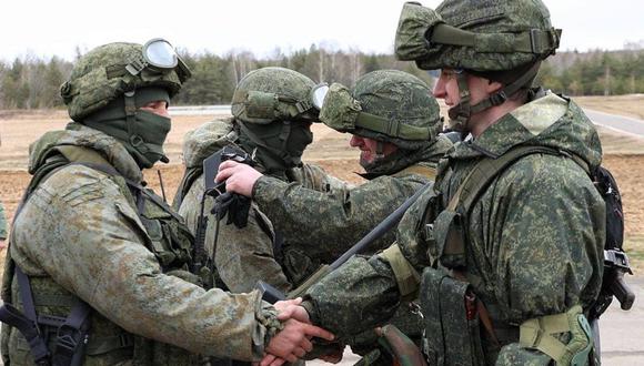 Esta imagen del el 19 de febrero de 2022, muestra a soldados de Rusia (izq.) y Bielorrusia (der.) dándose la mano durante ejercicios conjuntos. (AFP).