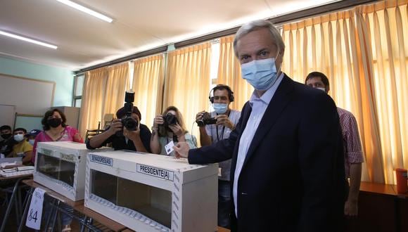 El candidato de ultraderecha por el Partido Republicano, José Antonio Kast, vota en el colegio Ana Mogas en Paine0. (EFE/ Carlos Padilla).