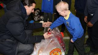 Ibrahimovic repartió regalos por Navidad a niños de fundación