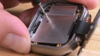 Apple Watch Ultra: cambiar la batería del smartwatch sin romper la pantalla es casi imposible | VIDEO