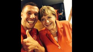 El "selfie" de Podolski con Merkel es un éxito en Internet