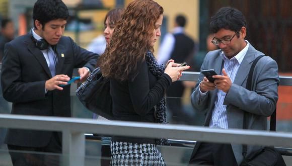 La penetración del servicio telefónico móvil continuó su avance en el país al llegar a las 126.7 líneas por cada 100 habitantes, indicó el Osiptel. (Foto: GEC)