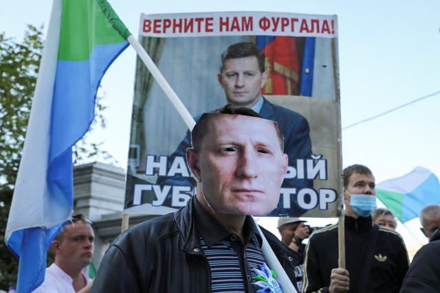 Un manifestante con una máscara que representa al ex gobernador regional Serguéi Furgal, quien fue arrestado por cargos de asesinato, participa en una manifestación contra el Kremlin en la ciudad de Jabárovsk en Rusia. (REUTERS/Evgenii Pereverzev).