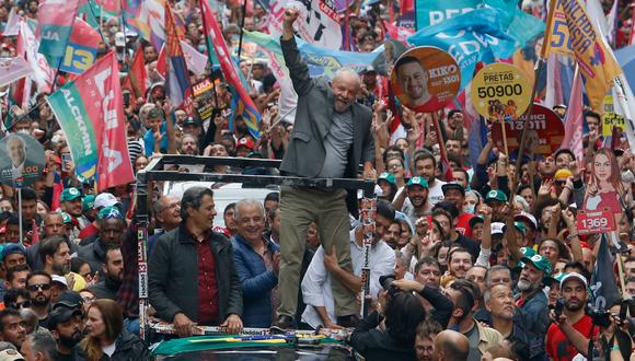 El expresidente de Brasil (2003-2010) y candidato presidencial del izquierdista Partido de los Trabajadores (PT) Luiz Inácio Lula da Silva saluda a sus seguidores durante un mitin de campaña en vísperas de las elecciones presidenciales, en Sao Paulo, Brasil.