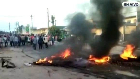 Los protestantes han quemado llantas y se agrupan para impedir que los vehículos circulen. (Foto: RPP Noticias)