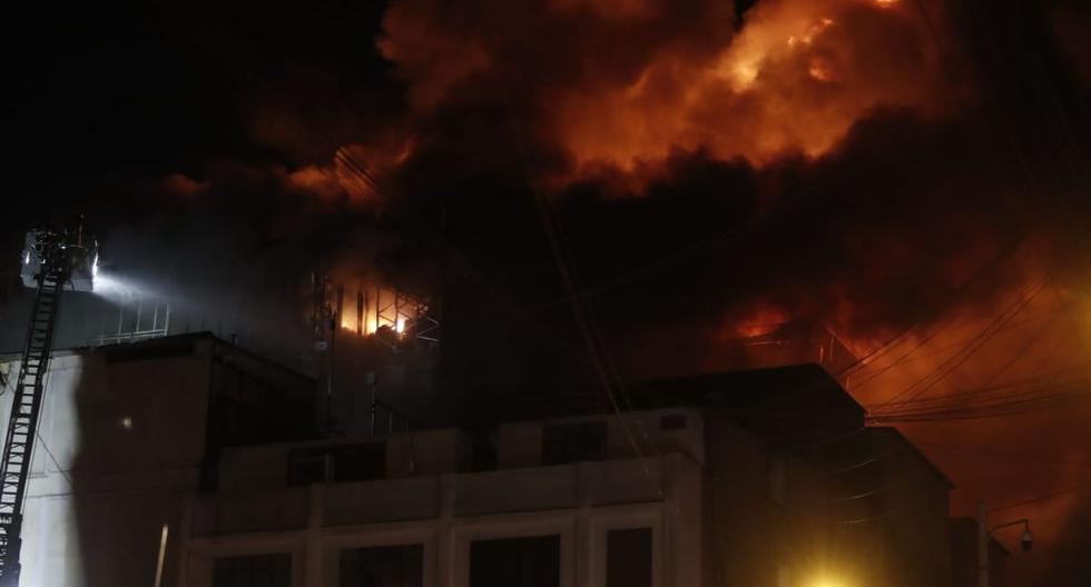 Con el apoyo de sus escaleras telescópicas, los bomberos se elevaron hasta los altos de la galería sofocar el incendio. (Foto: Leonardo Fernández @photo.gec)