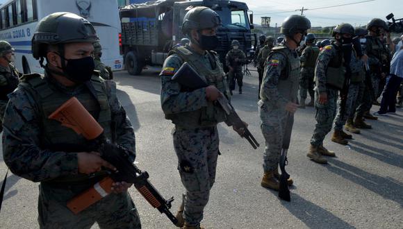 Soldados montan guardia frente a una prisión en Guayaquil, Ecuador, el 24 de febrero de 2021, después de un sangriento motín. (José Sánchez Lindao / AFP).