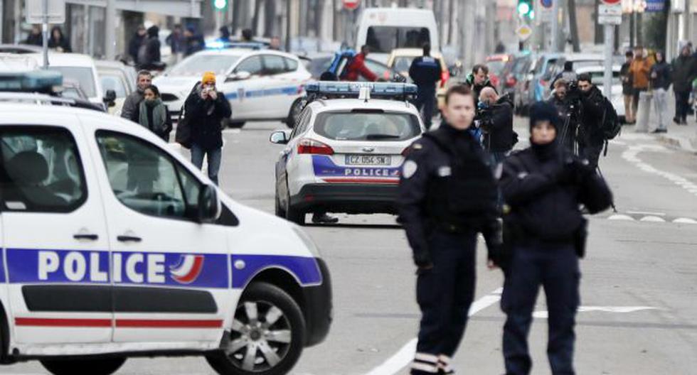 Agentes de la policía francesa llevan a cabo una operación antiterrorista en el barrio de Neudorf, en Estrasburgo. (Foto: EFE)