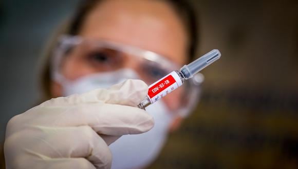 El Ministerio de Relaciones Exteriores informó este jueves que el Gobierno ha firmado un acuerdo con Pfizer y BioNTech para suministrar 9.9 millones de dosis de su vacuna candidata BNT162b2, cuando sea aprobada. (Foto: SILVIO AVILA / AFP)