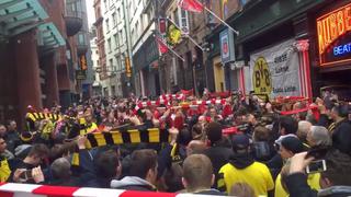 Hinchas de Liverpool y Dortmund se unieron para entonar canción