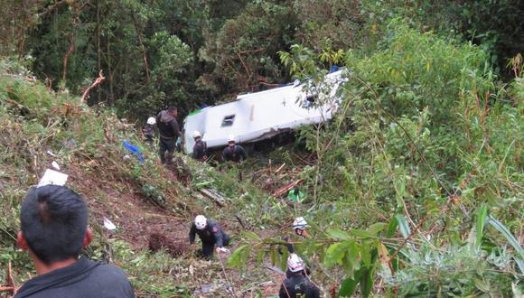 El bus de la empresa de transportes Turismo Central, que cayó esta madrugada a un abismo de más de 200 metros de profundidad, transportaba 35 pasajeros. (Foto: Omar Luna Pinto)