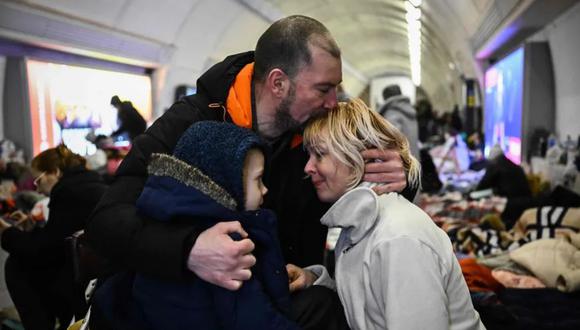 Sergyi Badylevych (centro), de 41 años, abraza a su esposa Natalia Badylevych (derecha), de 42 años, y a su bebé en la estación de metro subterránea utilizada como refugio antiaéreo
ARIS MESSINIS - STF