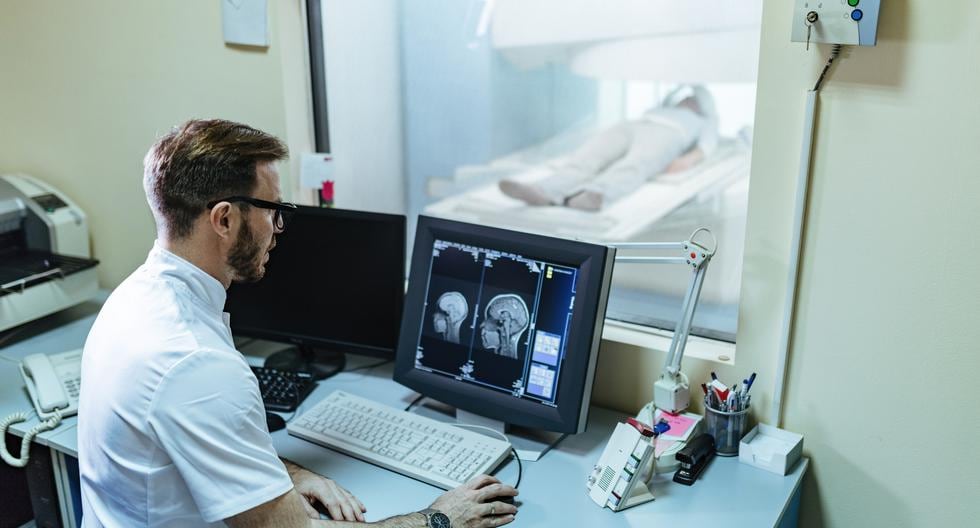 El diagnóstico y tratamiento de los tumores cerebrales requieren la evaluación de especialistas médicos, como neurocirujanos, neurólogos, oncólogos y radioterapeutas, quienes determinarán el enfoque más adecuado según el tipo, tamaño y ubicación del tumor, así como las características individuales del paciente.