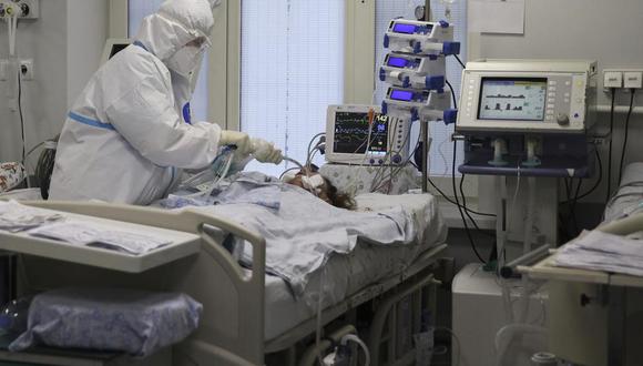 Un enfermero con traje protector atiende a un enfermo de COVID-19 en una UCI en el Hospital Clínico Regional 1 en Ktasnodar, Rusia, 2 de noviembre de 2021. (AP Foto/Vitali Timkiv).