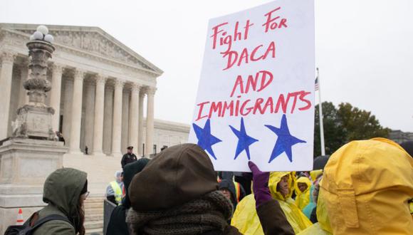 Activistas por los derechos de inmigración realizan una manifestación frente a la Corte Suprema de los Estados Unidos en Washington, DC. (Foto: SAUL LOEB / AFP).