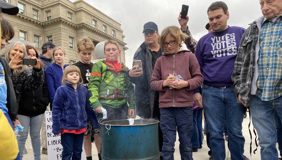 Un grupo de menores arroja en cilindro con fuego mascarillas recomendadas para protegerse de contagios del coronavirus. (Twitter: Sergio Olmos / @MrOlmos).