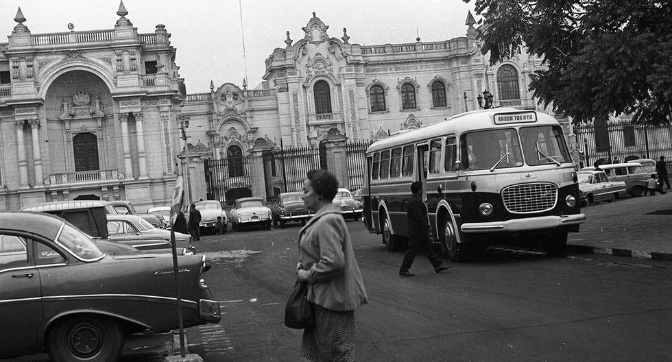 LIMA, 03 DE JUNIO DE 1964

RECORRIDO POR LAS CALLES DEL CENTRO DE LIMA. COLAS DE PASAJEROS Y OMNIBUS EN LA PLAZA MAYOR.

FOTO:  EL COMERCIO 