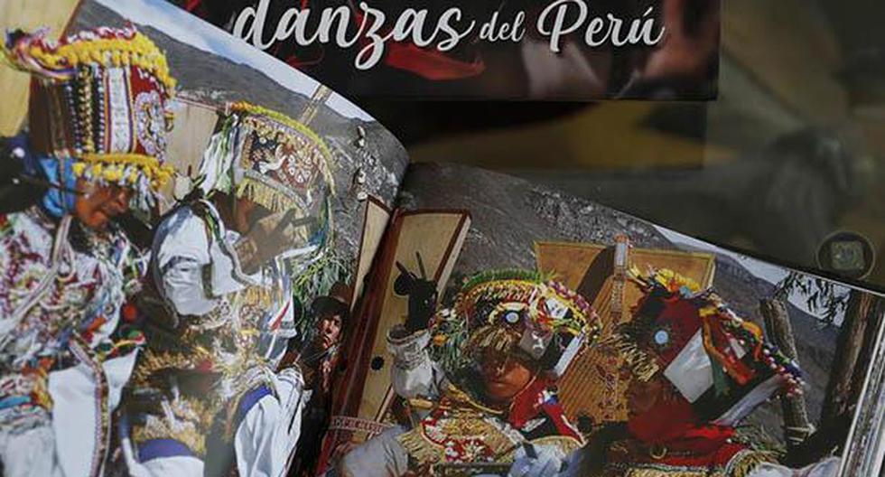 Un detalle del libro \"Fiestas y danzas del Perú\". (Foto: EFE/Paolo Aguilar)