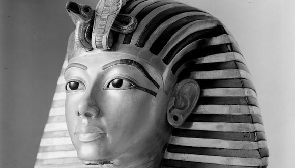 La máscara de oro de Tutankamón, que se ve aquí sin barba, fue cubierta con cera de parafina por el fotógrafo Harry Burton para atenuar los reflejos. (HARRY BURTON/INSTITUTO GRIFFITH, UNIV. DE OXFORD).