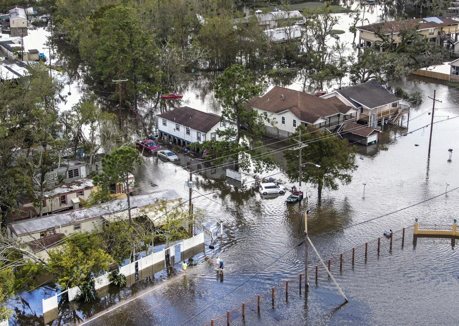 Una foto aérea hecha con un dron muestra los daños causados ​​por el huracán Ida en Jean Lafitte, Louisiana. (EFE / EPA / TANNEN MAURY).