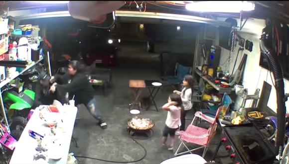 Madre bloquea a un secuestrador. (Captura de video, Reddit u/achievingclosure).